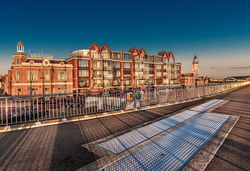 De havenpromenade van Harlingen en de vuurtoren in het avondlicht by Harrie Muis