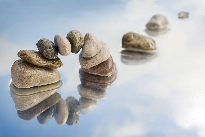 arc de galets et de tremplins en équilibre dans l'eau avec réflexion, ciel bleu clair avec nuages, e par Maren Winter