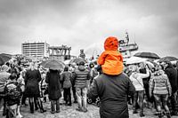 Opvallende oranje jongen