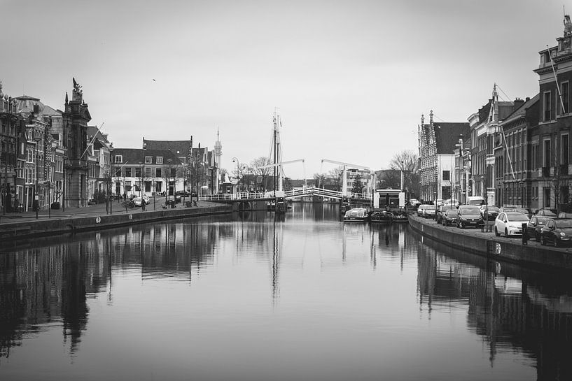 Die Spaarne Haarlem in schwarz-weiß | Fine Art Photo Print | Niederlande, Europa von Sanne Dost