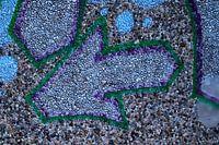 Ein Pfeil auf einer Steinmauer. Strassenkunst.