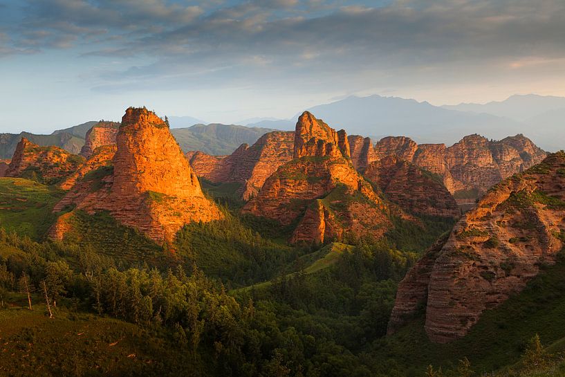 Landschaft mit roten Sandstein Bergen bei Sonnenaufgang von Chris Stenger