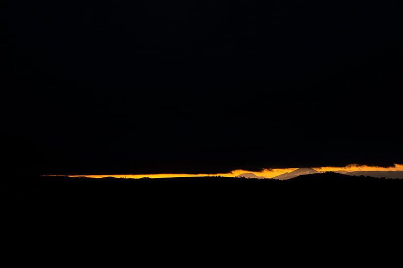 The world opens its eyes by Ellis Peeters