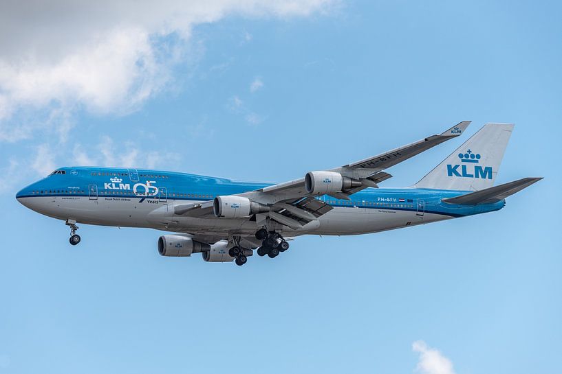 PH-BFH, a Boeing 747-400 of KLM just before landing on Aalsmeerbaan with the sticker on the fuselage by Jaap van den Berg