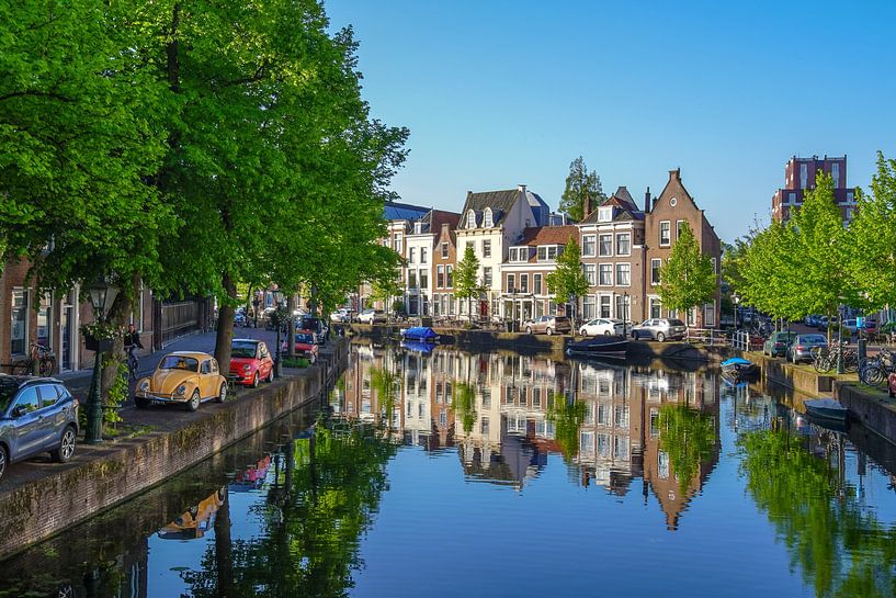 Rapenburg op een prachtig zonnige morgen van Dirk van Egmond