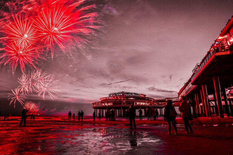 Vuurwerk op de zee bij Scheveningen Pier  by Dexter Reijsmeijer