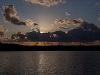 Dramatischer Sonnenuntergang auf den Wasserstraßen