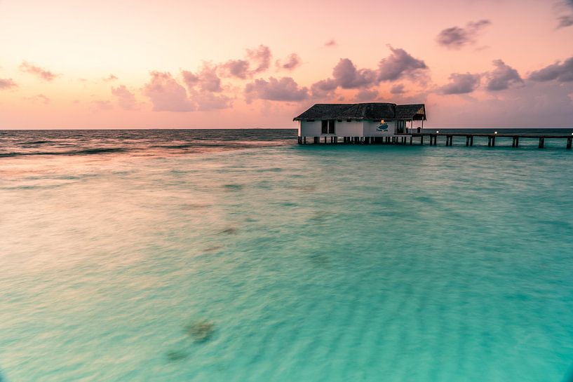 Der einsame Bungalow im Sonnenaufgang von Christian Klös
