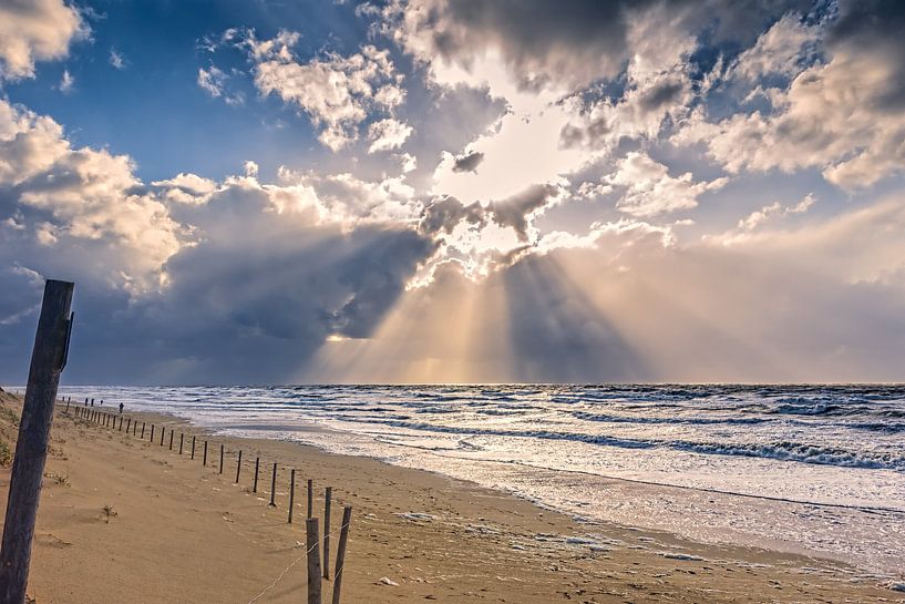Plage avec la mer du Nord et ses nuages par eric van der eijkj