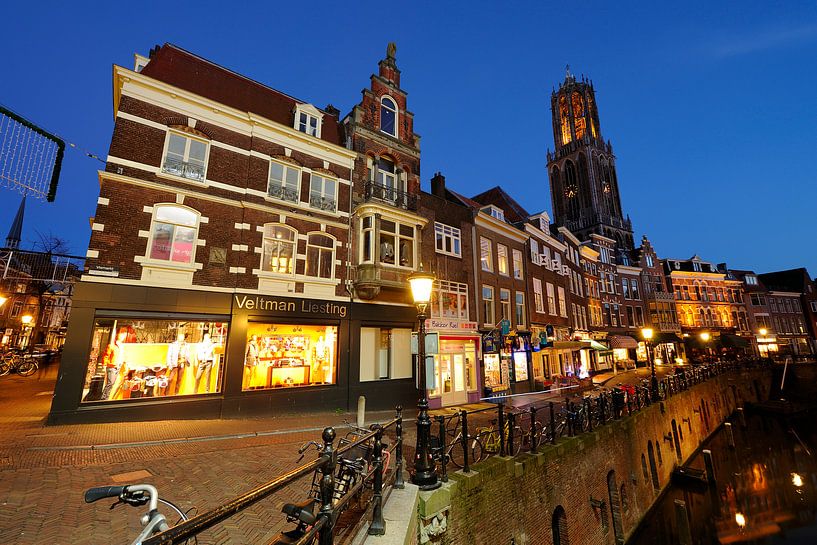 Der Vismarkt in Utrecht mit dem Domturm im Hintergrund (2) von Donker Utrecht