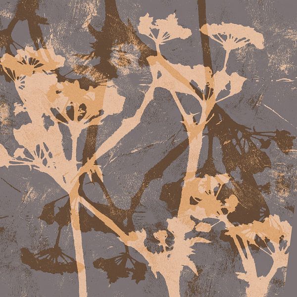 Zomerse schaduwen. Bloemen in beige, bruin, taupe. van Dina Dankers