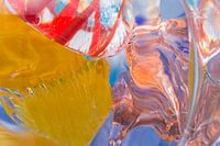 Verspielte abstrakte Glaskunst in fröhlichen Farben