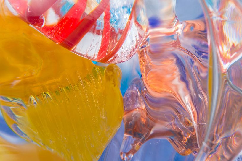 Verspielte abstrakte Glaskunst in fröhlichen Farben von Wendy van Kuler Fotografie