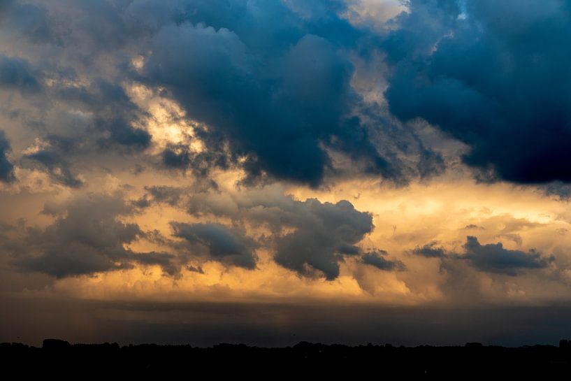 der Wolkenhimmel über der Landschaft färbt das Ganze wunderschön von Hans de Waay