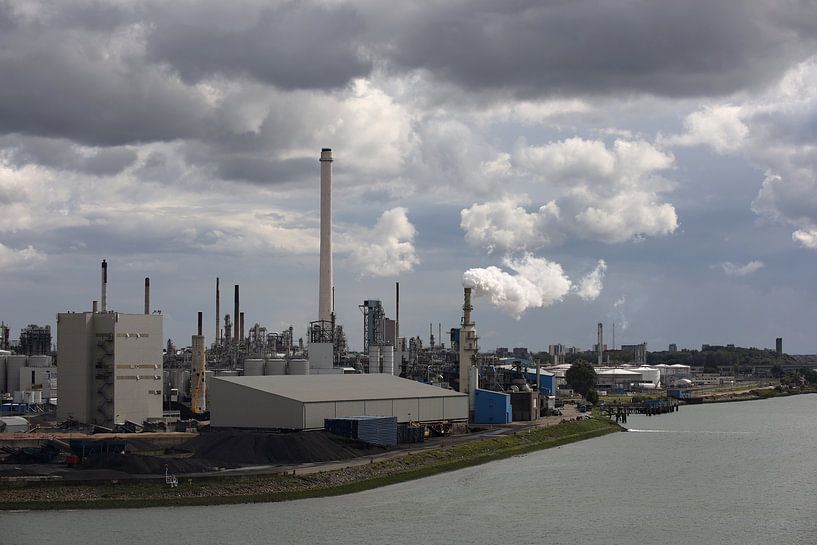 vue d'une zone industrielle avec fumée de cheminée par W J Kok