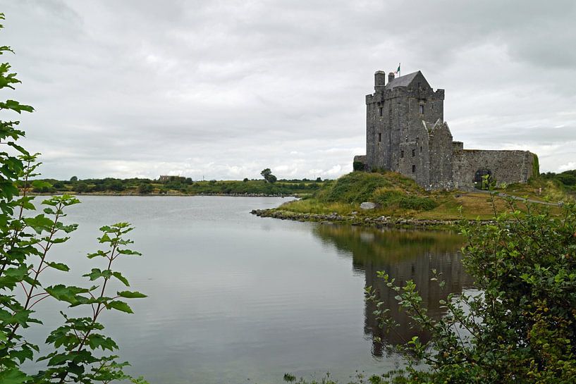 Le château de Dunguaire se dresse près de Kinvara, dans le sud du comté de Galway en Irlande. par Babetts Bildergalerie