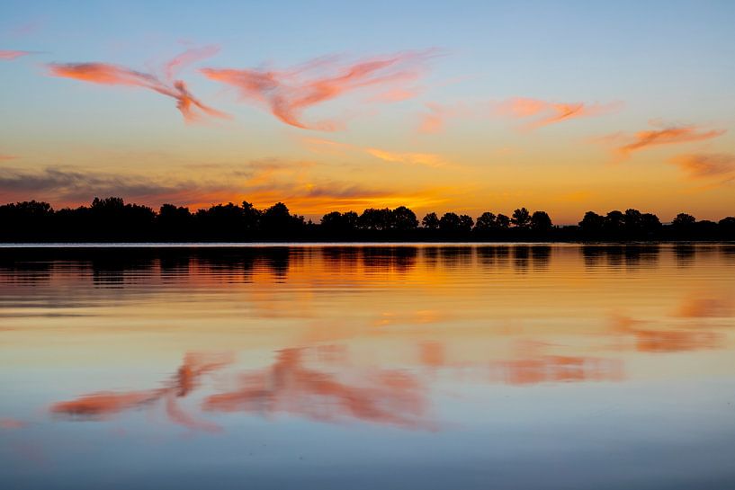 Wolken spiegeln sich im Wasser, Morgenrot, hohe Shutterwolken von Karin Broekhuijsen