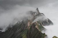 Wolken kriechen über die Berge in den Schweizer Alpen