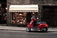 Un scooter rouge dans une rue italienne