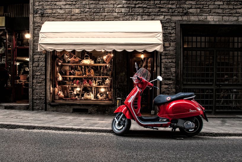 Rode scooter in Italiaanse straat van Tammo Strijker op canvas, behang en meer