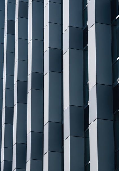 Façade de bâtiment avec panneaux rectangulaires alternés par Markus Gann