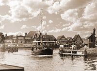 Segelnder Botter in Sepia