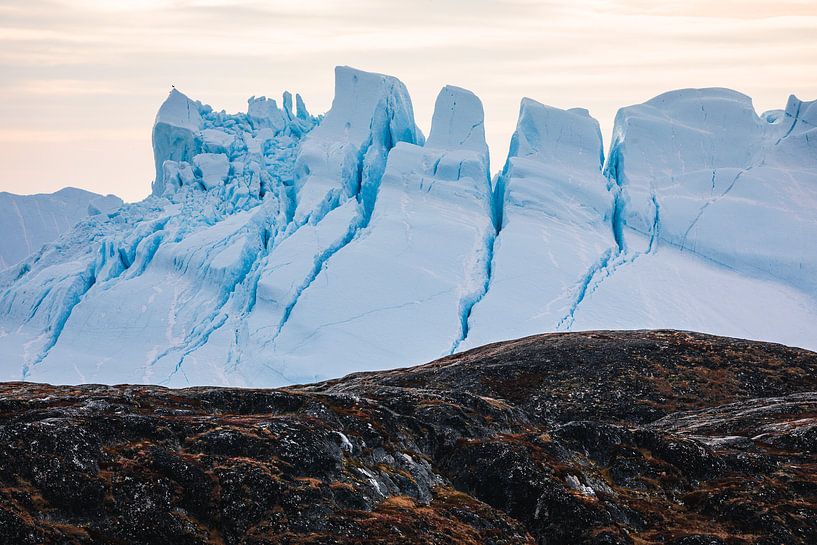 Des floes de glace pointus s'élevant derrière les rochers par Martijn Smeets