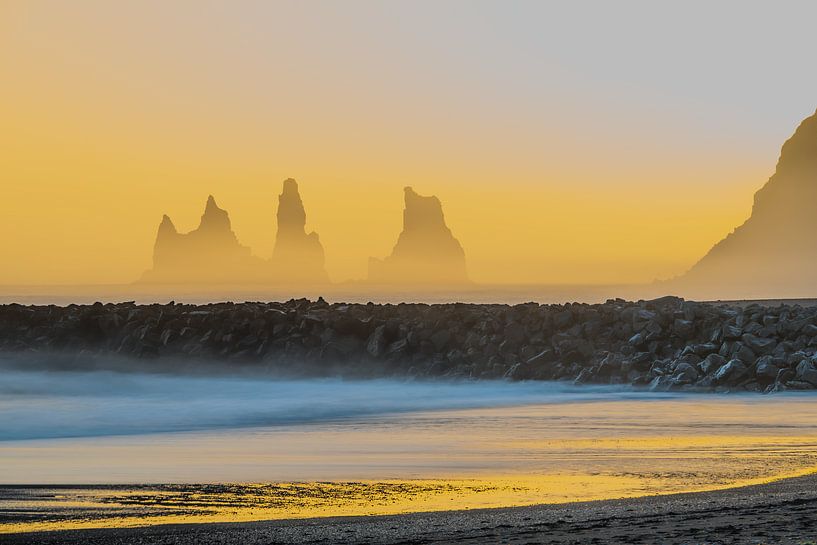 Island, Sonnenuntergang Reynisdrangar und Schwarzer Sandstrand von Caroline Guerain