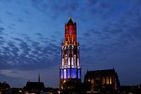 Stadtbild von Utrecht mit rot-weiß-blauem Dom Tower während des Beginns der Tour de France