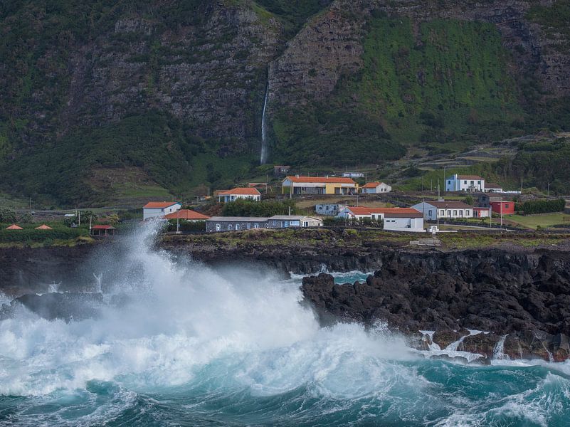 Faja Grande : Une maison pittoresque au bord de la mer avec une côte accidentée à Flores, Açores par Ewold Kooistra
