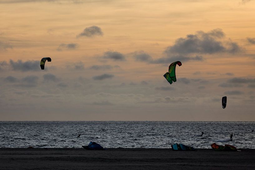 Kitesurfers au coucher du soleil par Miranda van Hulst