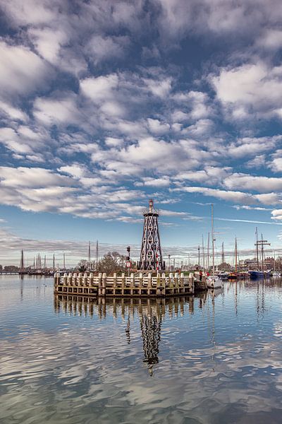 Phare sur la jetée d'entrée du port d'Enkhuizen par Harrie Muis
