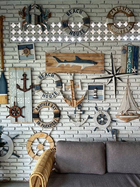 Mur avec symboles nautiques par Raymond Wijngaard