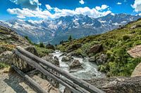 Brücke über das Schmelzwasser, mit Blick auf die Berge oberhalb von Saas Fee