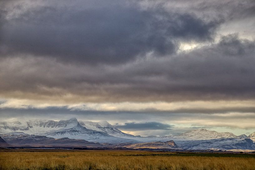 Chaîne de montagnes en Islande par peterheinspictures