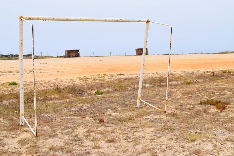 Terrain de football avec but en mauvais état sur la côte atlantique par Studio LE-gals