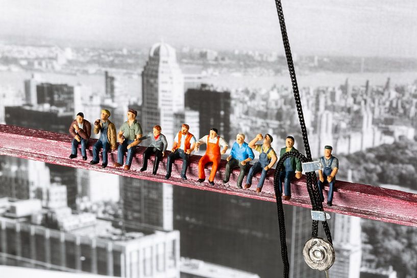 Workers having lunch above New York by Sandra Perquin