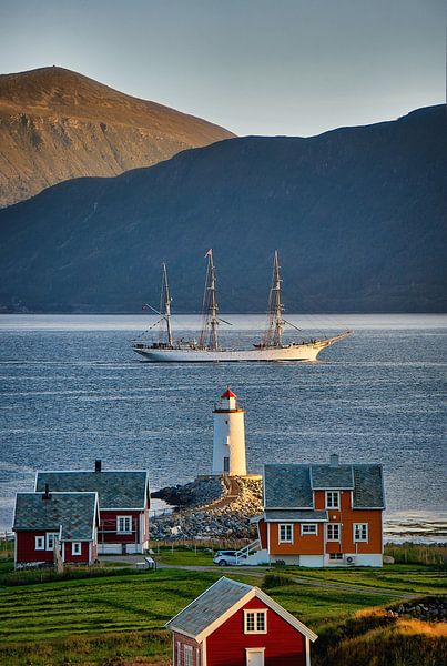 Le grand voilier Statsraad Lehmkuhl passe devant le phare de Høgstein avant de prendre la mer, Godøy par qtx