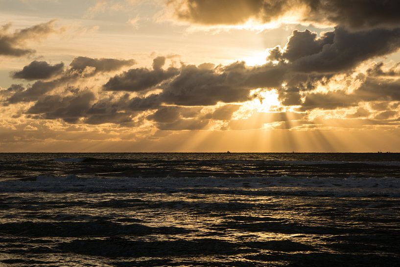 Sunset by the sea by Mirjam Leyte