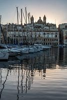 Valletta, Malta - 01 07 2022: Boote spiegeln sich im Wasser bei