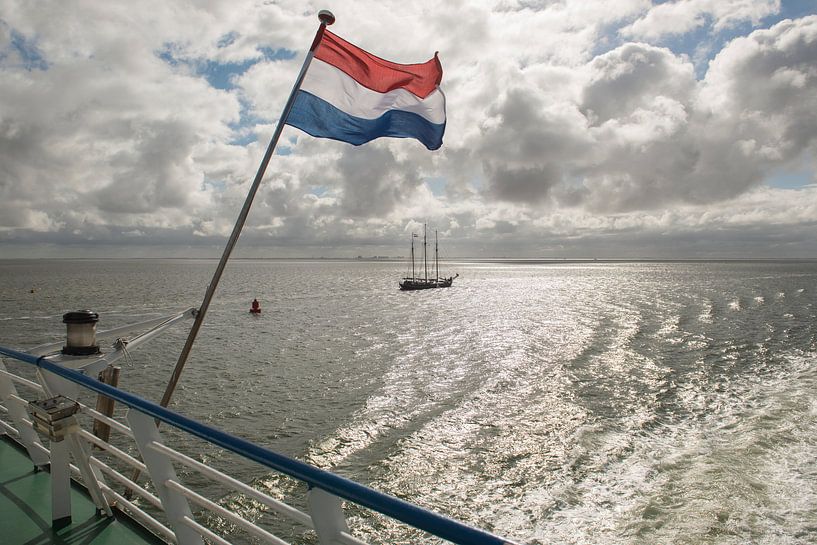 Waddenzee met Nederlandse vlag von Tonko Oosterink
