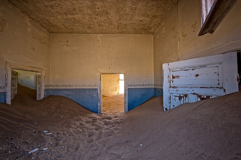 Kolmanskop, Zimmer mit Sanddüne von Felix Sedney