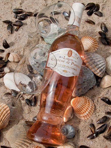 Rosé on the beach: Cheers! by Klaartje Majoor