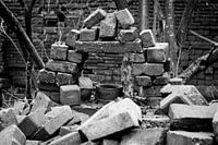 Bouwwerk van opgestapelde stoeptegels