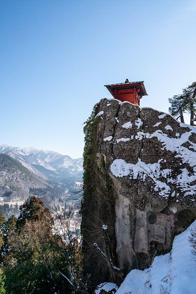 Roter Tempel auf verschneiter Bergspitze von Mickéle Godderis