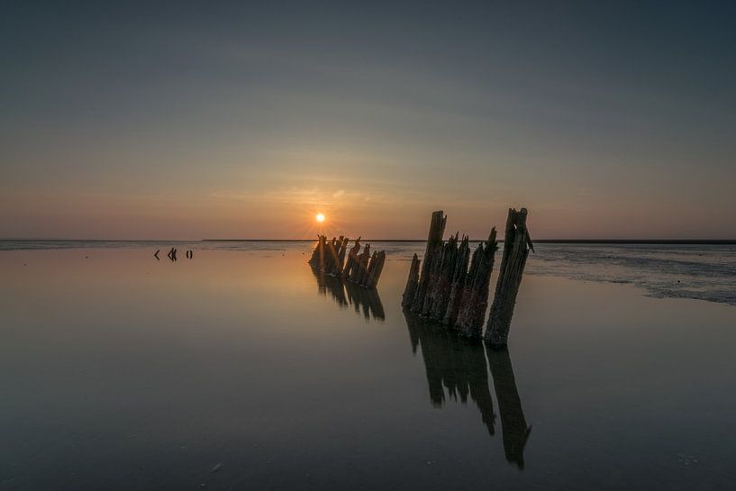 Poteaux dans la mer au crépuscule par Patrick Verhoef