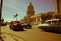 Klassieke auto's voor el Capitolio in Havana