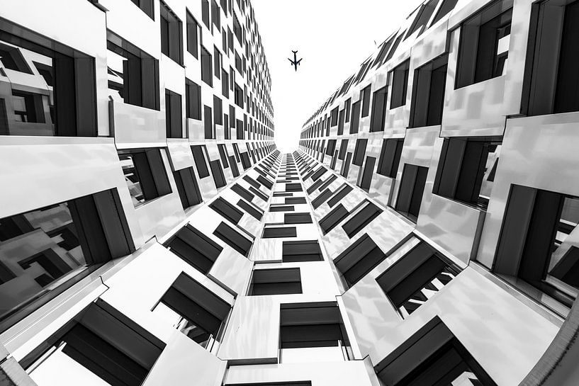 Hotel Motel One Berlin in schwarz-weiß von Ilya Korzelius