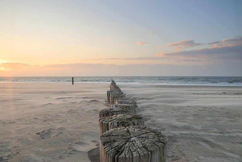Pile row Hollum at sunset by Rinnie Wijnstra (FotoAmeland )