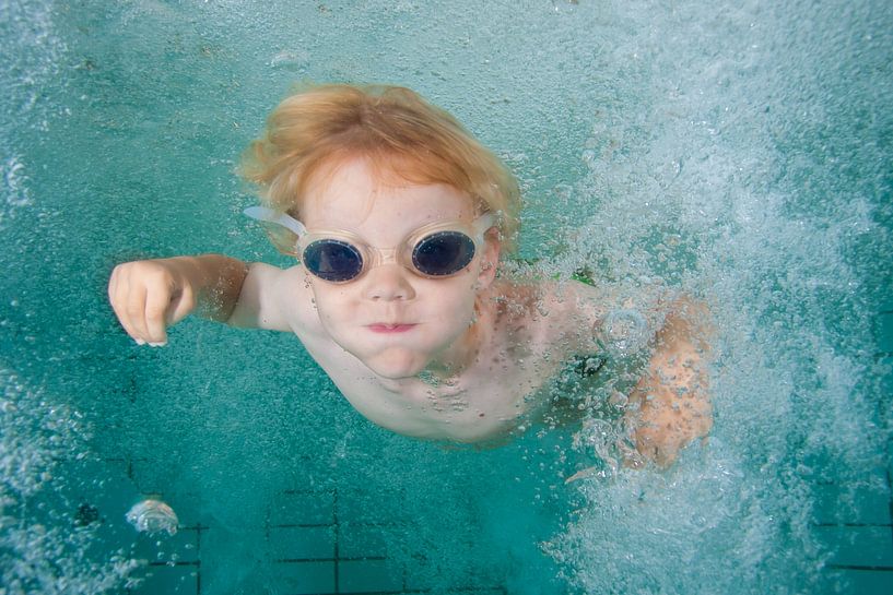 Jongen onderwater von Monique Hassink
